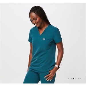 Figs Catarina One-Pocket Scrub Top Caribbean Blue size small